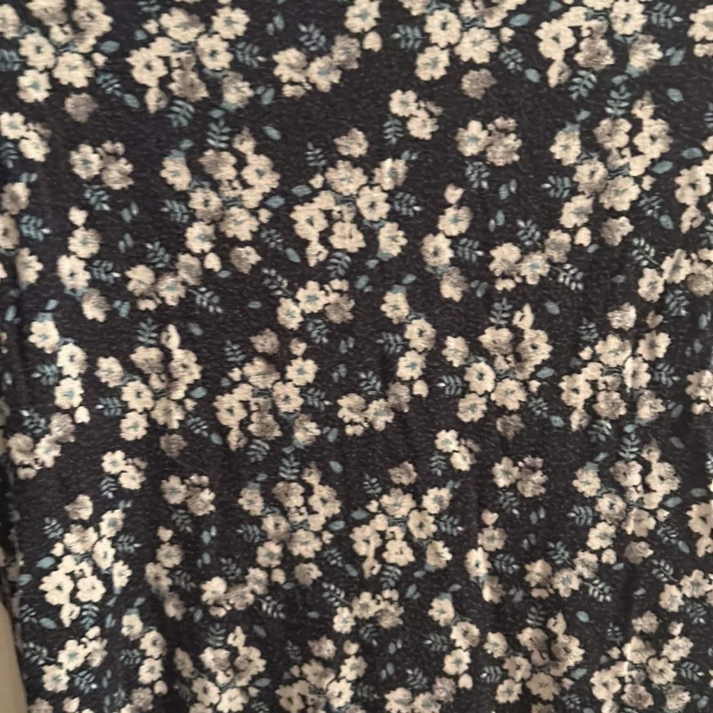 Size small flower tee ! - Picture 2 of 2